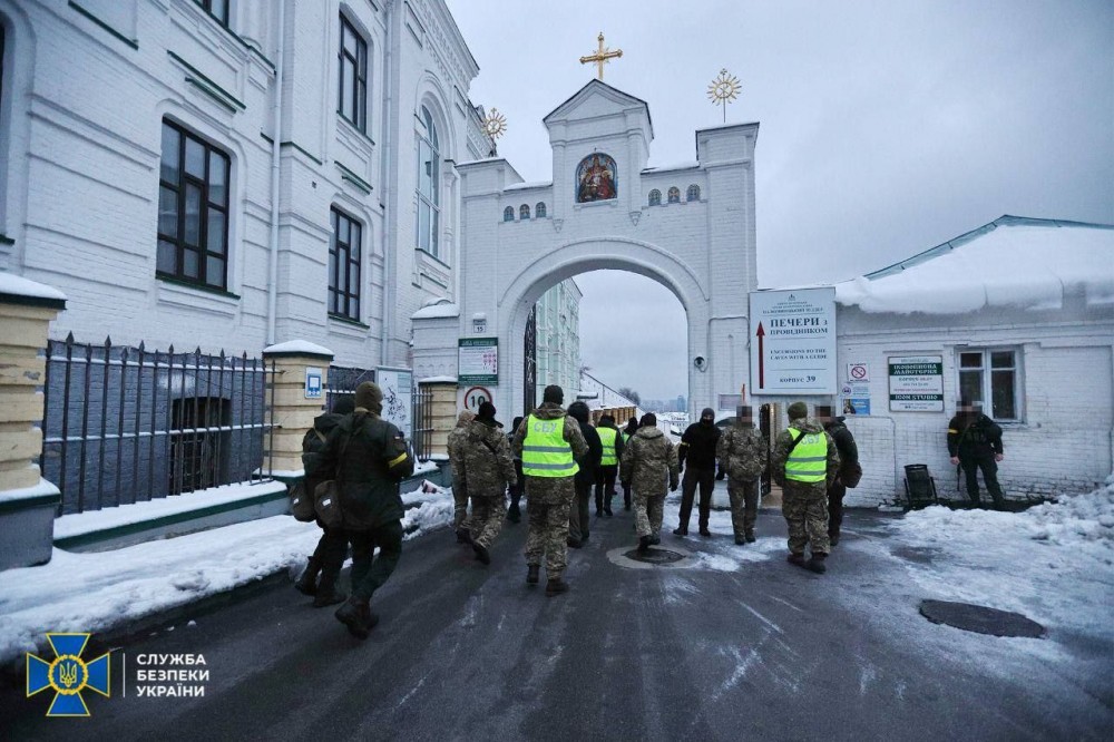 SBU a făcut percheziţii la o celebră mănăstire din Kiev suspectând că adăposteşte sabotori şi armament rusesc. Reacția Moscovei