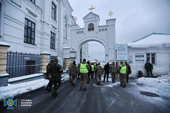 SBU a făcut percheziţii la o celebră mănăstire din Kiev suspectând că adăposteşte sabotori şi armament rusesc. Reacția Moscovei