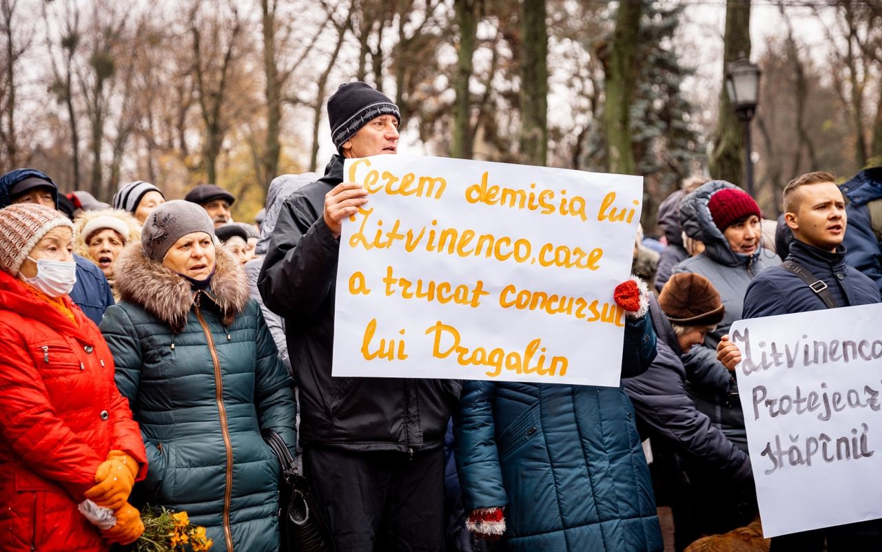FOTO // Flashmob la Parlament: „Demisia lui Litvinenco!”
