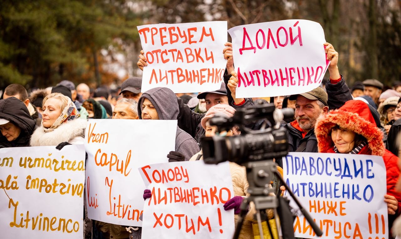 FOTO // Flashmob la Parlament: „Demisia lui Litvinenco!”