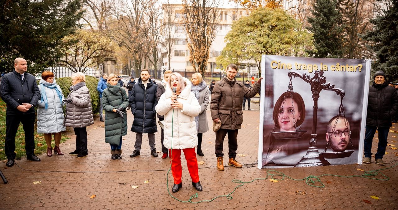 FOTO // Flashmob la Parlament: „Demisia lui Litvinenco!”