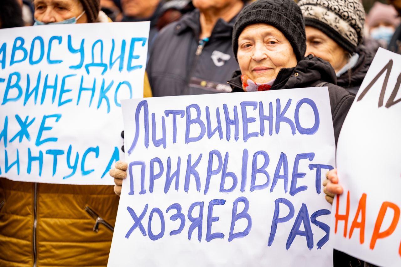 FOTO // Flashmob la Parlament: „Demisia lui Litvinenco!”