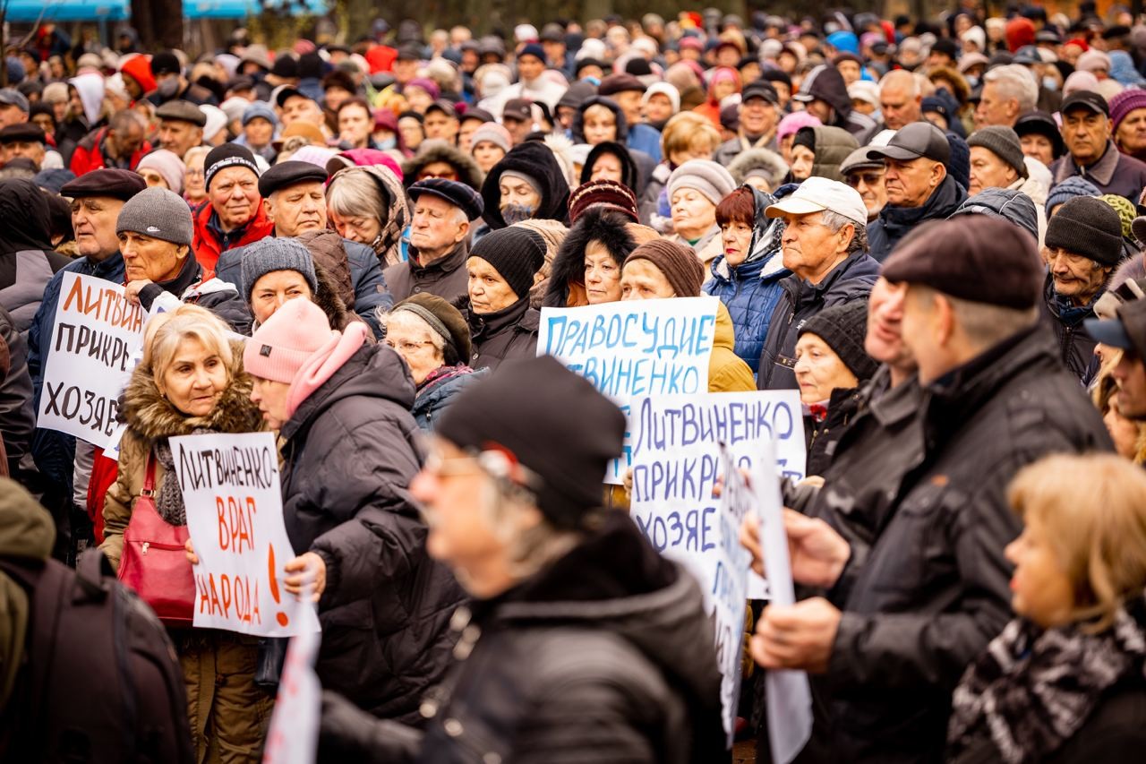 FOTO // Flashmob la Parlament: „Demisia lui Litvinenco!”
