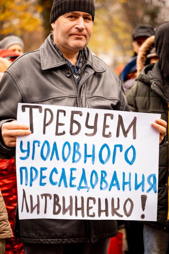 FOTO // Flashmob la Parlament: „Demisia lui Litvinenco!”