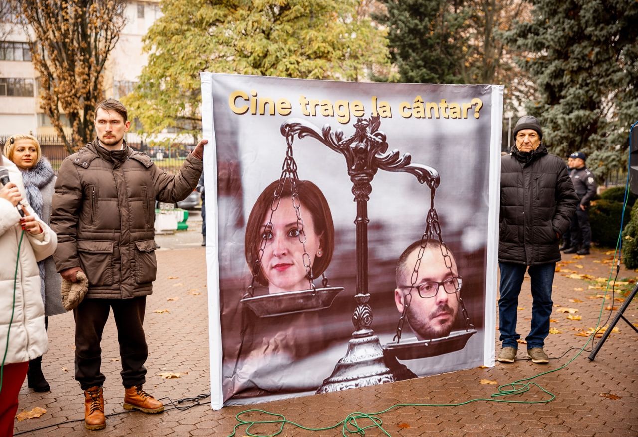 FOTO // Flashmob la Parlament: „Demisia lui Litvinenco!”