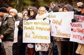 FOTO // Flashmob la Parlament: „Demisia lui Litvinenco!”