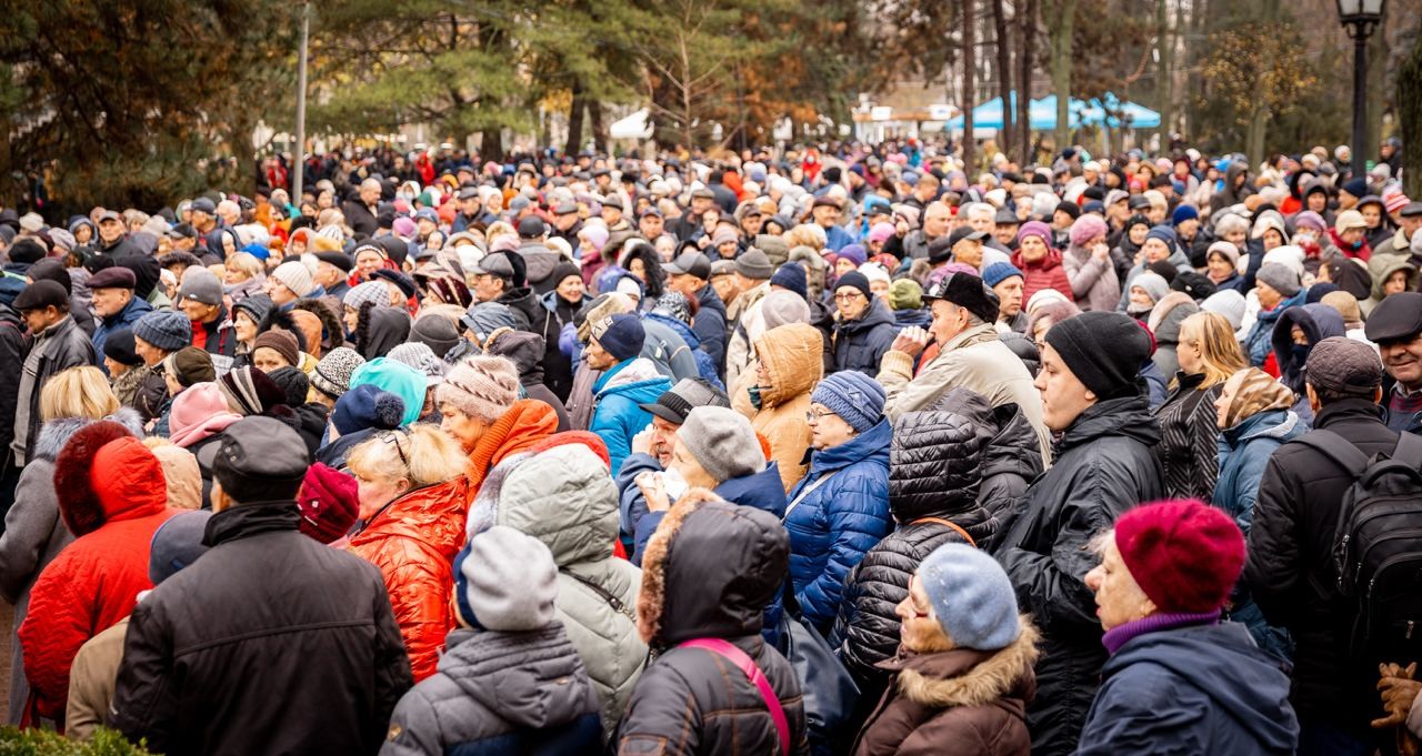 FOTO // Flashmob la Parlament: „Demisia lui Litvinenco!”