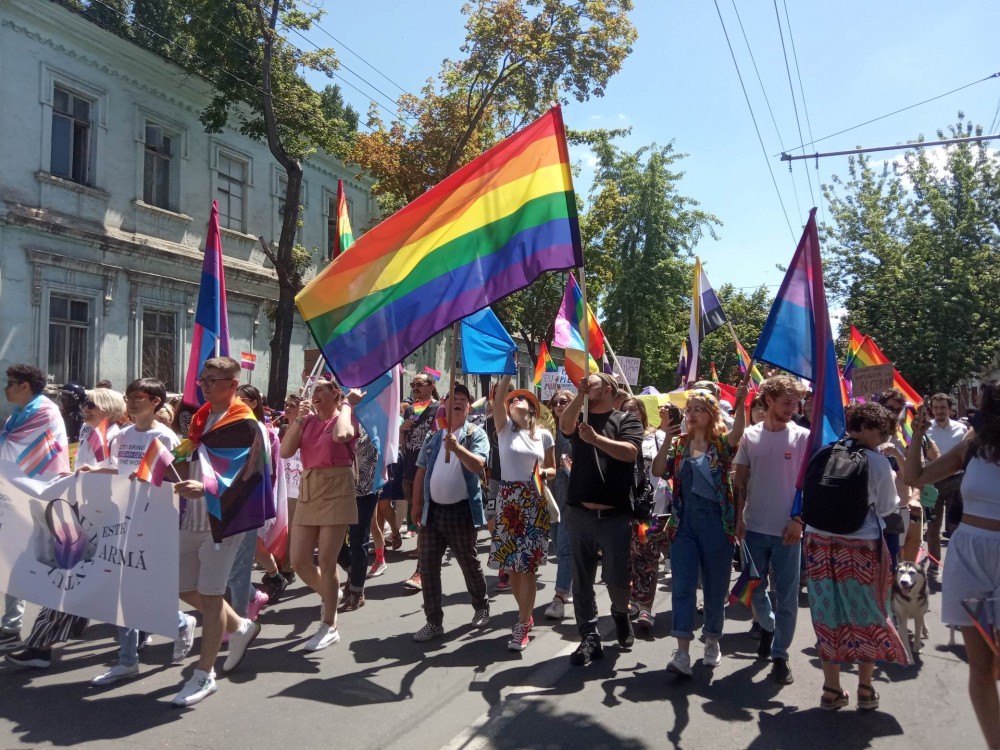STUDIU // Tinerii LGBT din Moldova sunt hărțuiți în spațiul public și au nevoie de susținerea adulților