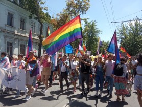 STUDIU // Tinerii LGBT din Moldova sunt hărțuiți în spațiul public și au nevoie de susținerea adulților
