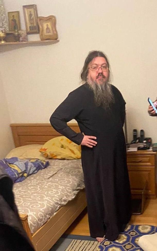 FOTO // Ucrainenii care căutau spioni în Eparhia Cernăuților și a Bucovinei au găsit un tânăr de 17 ani în patul arhimandritului