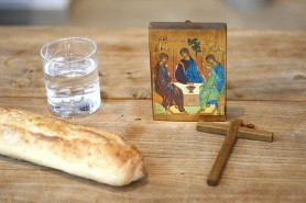 Ce mâncăm în perioada de post? E sănătos pentru organism să postim?