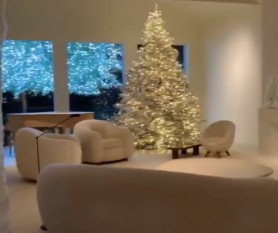 Decorul de Crăciun al unei vedete este atât de extravagant, încât a angajat un pianist care să-i trezească copiii în fiecare zi