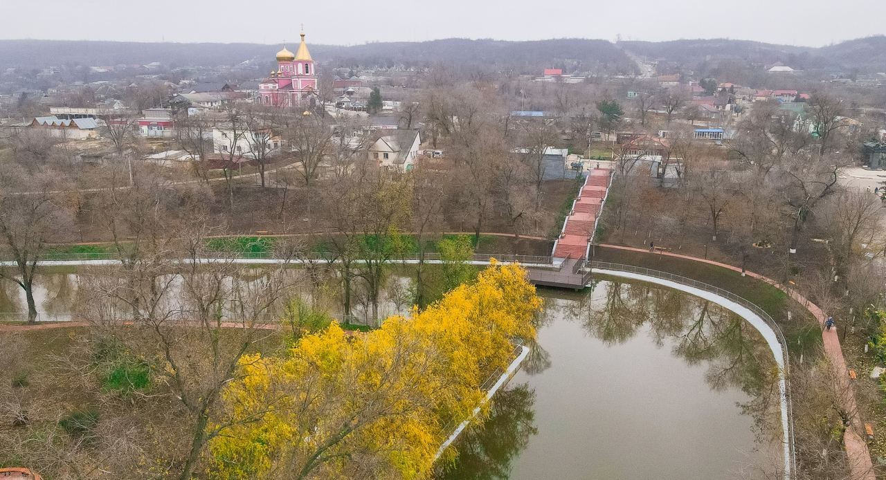 FOTO // Echipa Partidului „ȘOR” a reconstruit parcul central din Taraclia