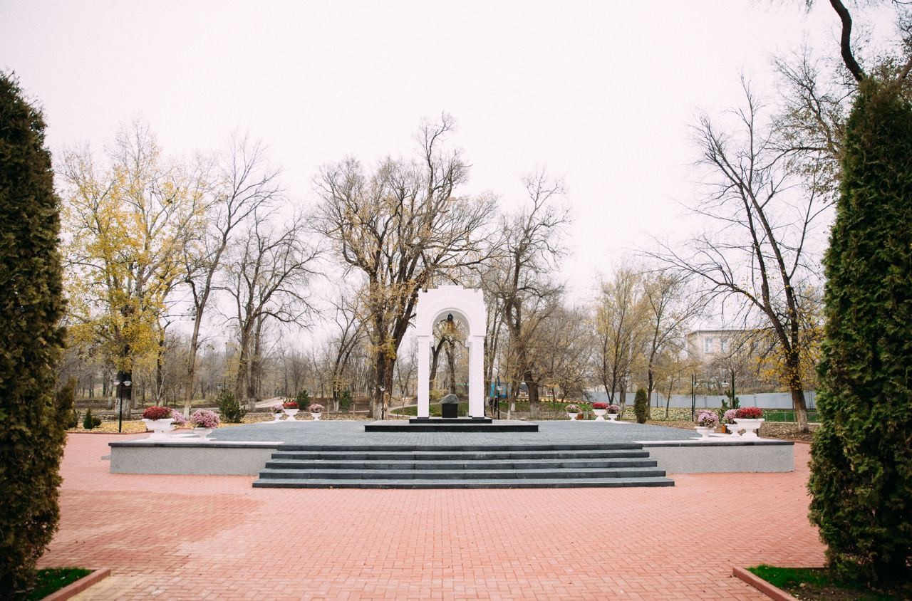 FOTO // Echipa Partidului „ȘOR” a reconstruit parcul central din Taraclia