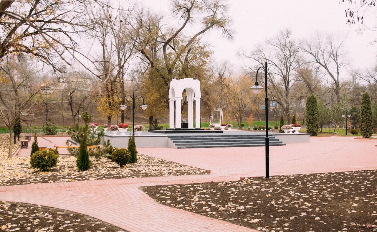 FOTO // Echipa Partidului „ȘOR” a reconstruit parcul central din Taraclia