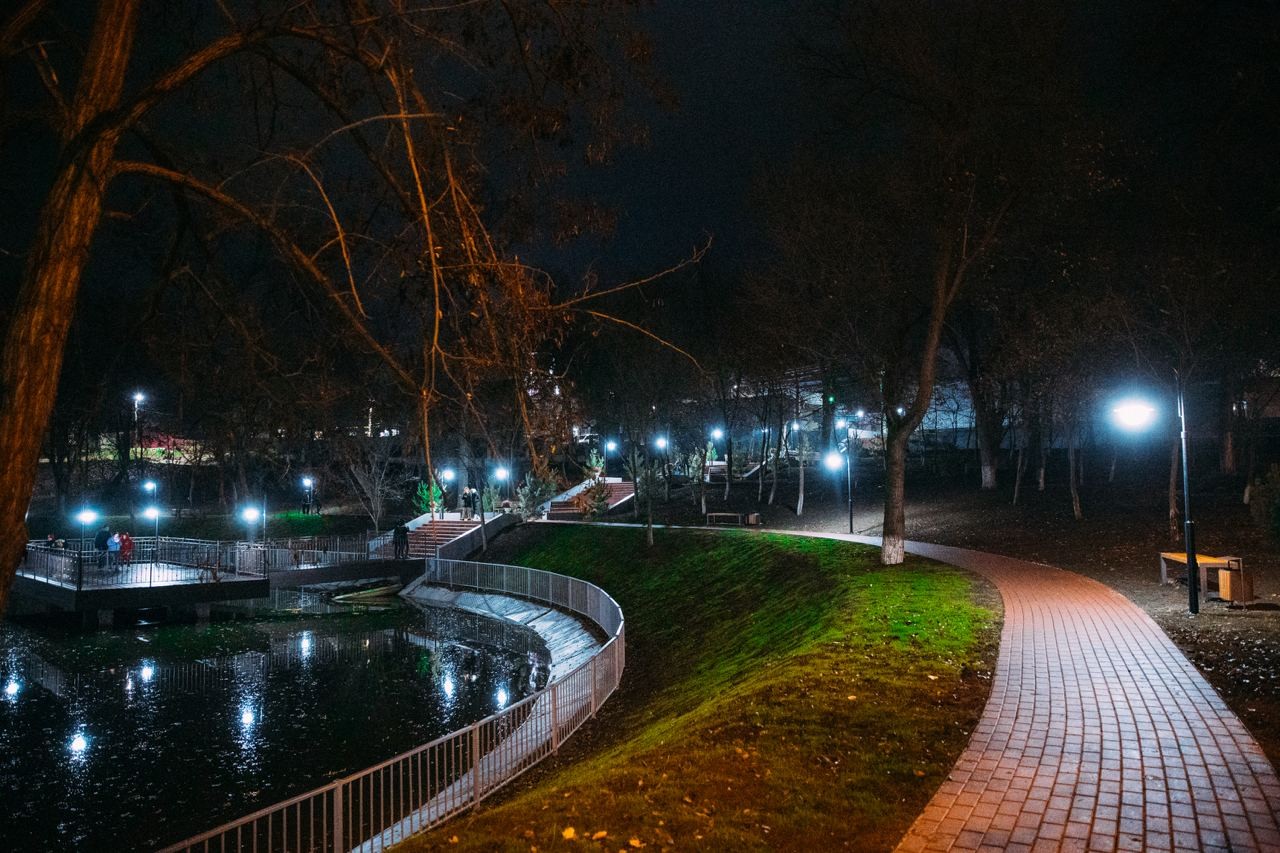 FOTO // Echipa Partidului „ȘOR” a reconstruit parcul central din Taraclia
