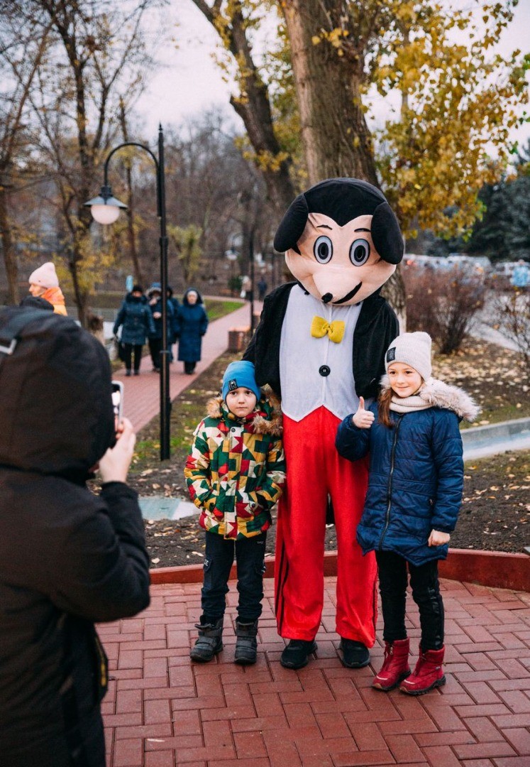 FOTO // Echipa Partidului „ȘOR” a reconstruit parcul central din Taraclia