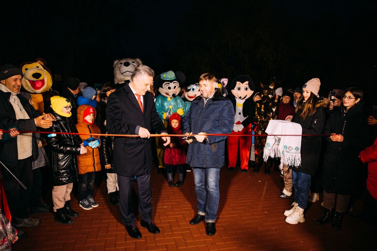 FOTO // Echipa Partidului „ȘOR” a reconstruit parcul central din Taraclia