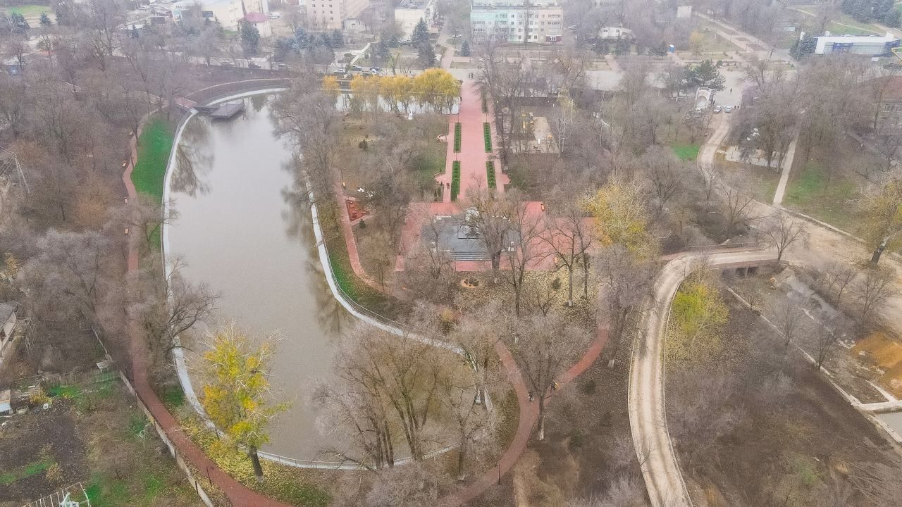 FOTO // Echipa Partidului „ȘOR” a reconstruit parcul central din Taraclia