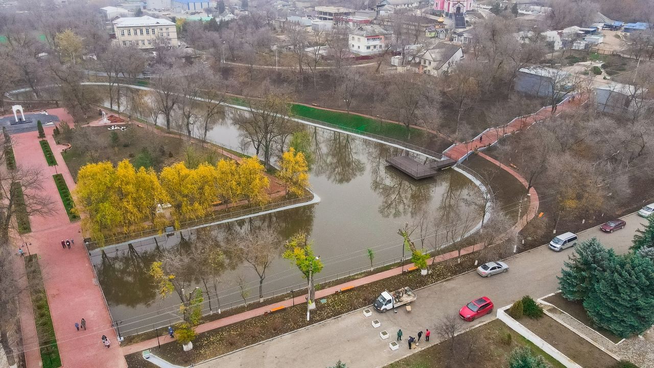 FOTO // Echipa Partidului „ȘOR” a reconstruit parcul central din Taraclia