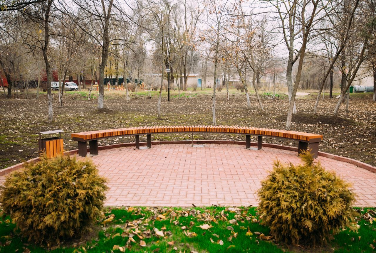 FOTO // Echipa Partidului „ȘOR” a reconstruit parcul central din Taraclia