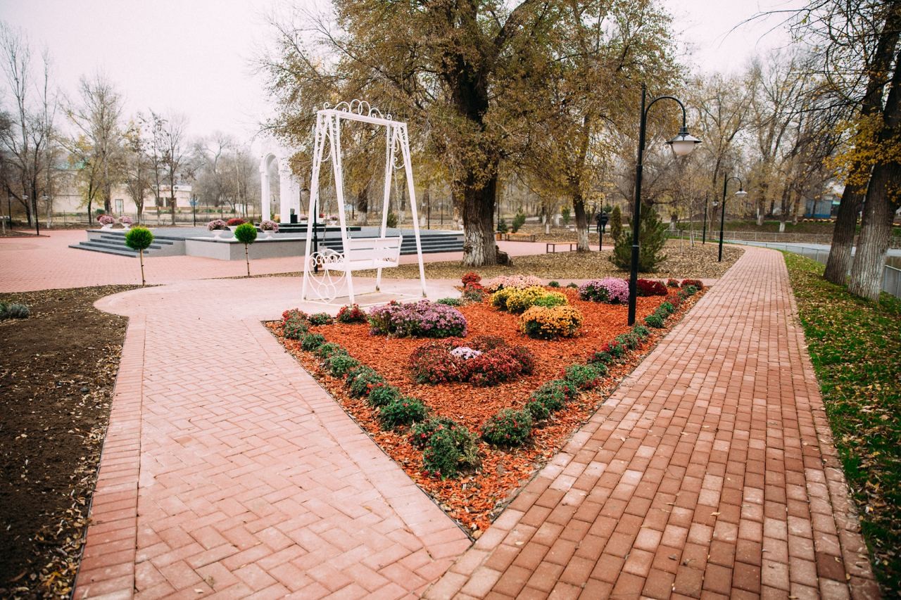 FOTO // Echipa Partidului „ȘOR” a reconstruit parcul central din Taraclia