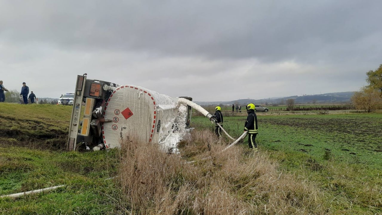 FOTO // Accident la Hâncești între un BMW și două autocisterne. Un camion a ieșit de pe carosabil și s-a răsturnat