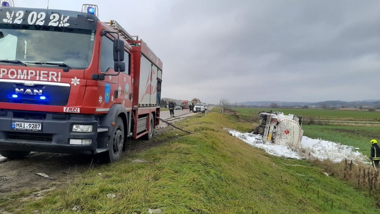 FOTO // Accident la Hâncești între un BMW și două autocisterne. Un camion a ieșit de pe carosabil și s-a răsturnat