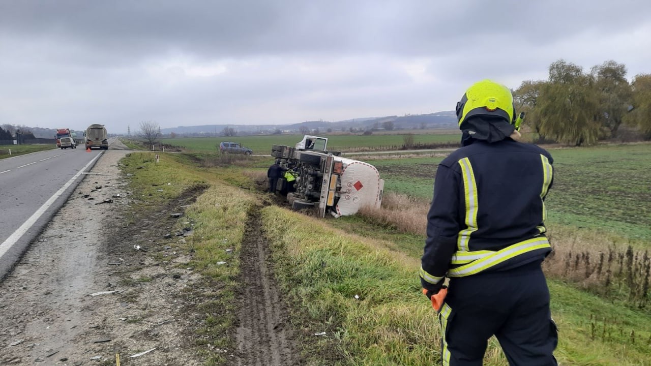 FOTO // Accident la Hâncești între un BMW și două autocisterne. Un camion a ieșit de pe carosabil și s-a răsturnat