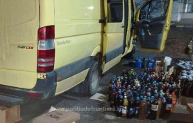 613 litri de alcool depistat de polițiștii români într-un microbuz care transporta colete din R. Moldova în Marea Britanie