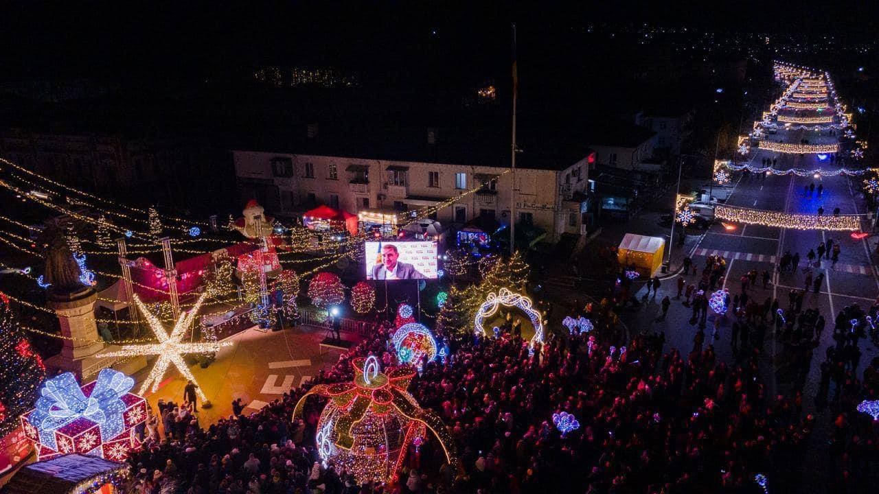 Orheiul a dat startul sărbătorilor de iarnă. Luminițele de pe brad au fost aprinse de către Moș Crăciun, care a venit la eveniment cu o macara