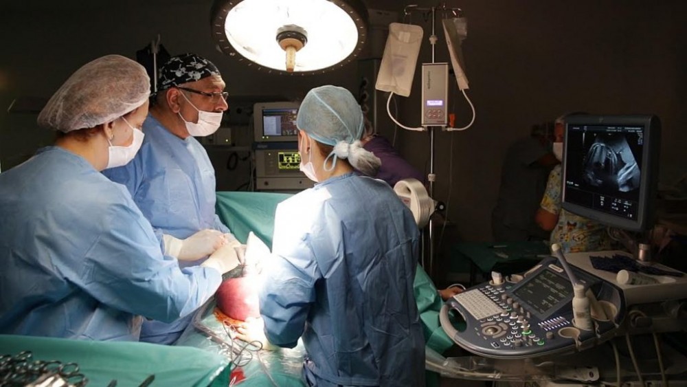 România: Medicii au reușit să salveze brațele fetiței cu mâinile amputate. Operația a durat 20 de ore