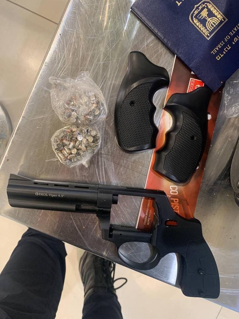 Vize falsificate și un revolver, depistate la Aeroportul Internațional Chișinău