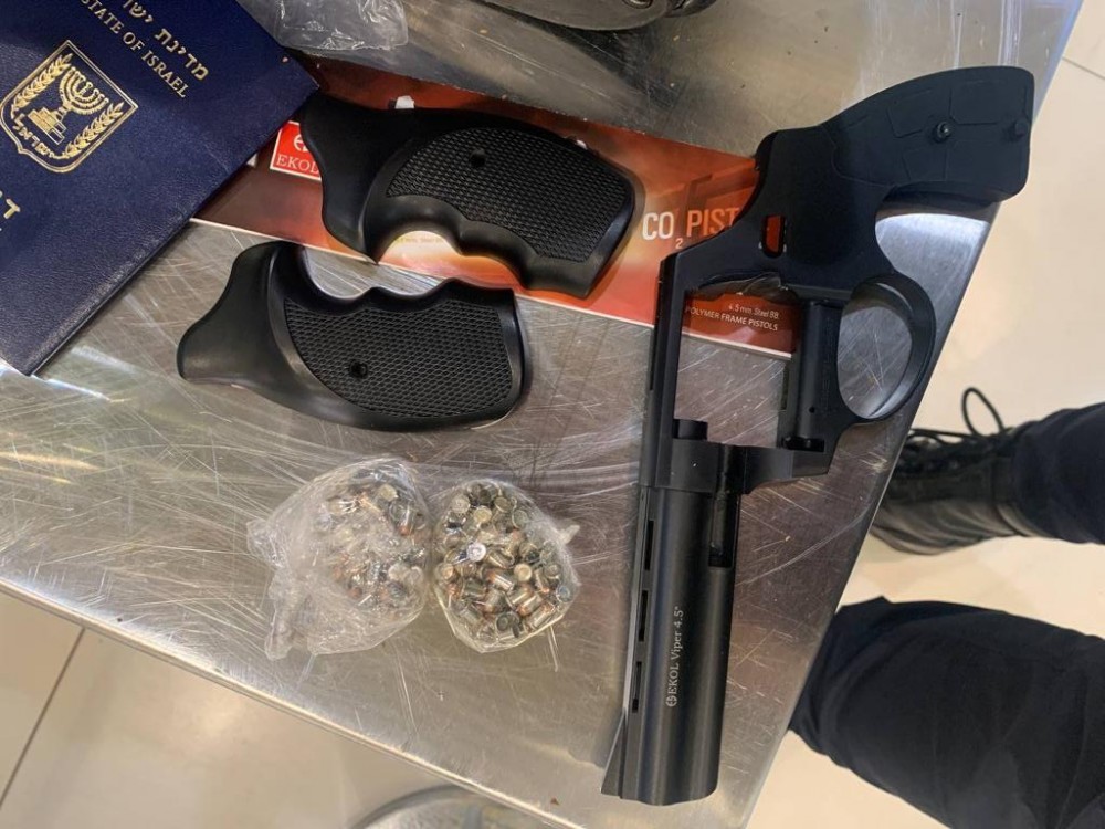 Vize falsificate și un revolver, depistate la Aeroportul Internațional Chișinău