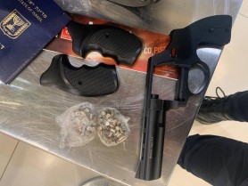 Vize falsificate și un revolver, depistate la Aeroportul Internațional Chișinău