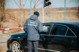 Șofer din Ucraina cu permisul de conducere falsificat, depistat de polițiștii de frontieră moldoveni