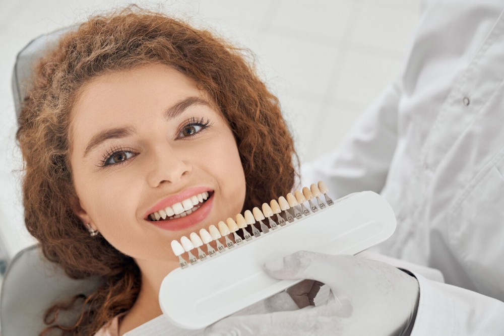 Îți dorești un zâmbet mai alb? Optează pentru albirea dentară profesională