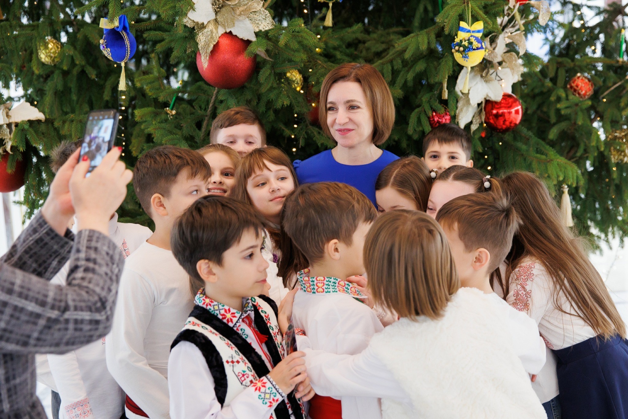 FOTO // Președintele Maia Sandu așa cum nu ai mai văzut-o: Fericită și înconjurată de copii
