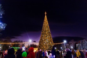 FOTO // Atmosferă de BASM la Taraclia. A fost inaugurat Pomul de Crăciun și un parc de distracții, unde totul este gratuit