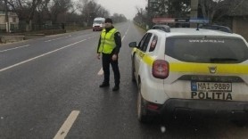 „Întoarce-mi permisul, bl*adi” - Scandal pe o stradă din Fălești: O femeie a agresat doi polițiști de patrulare
