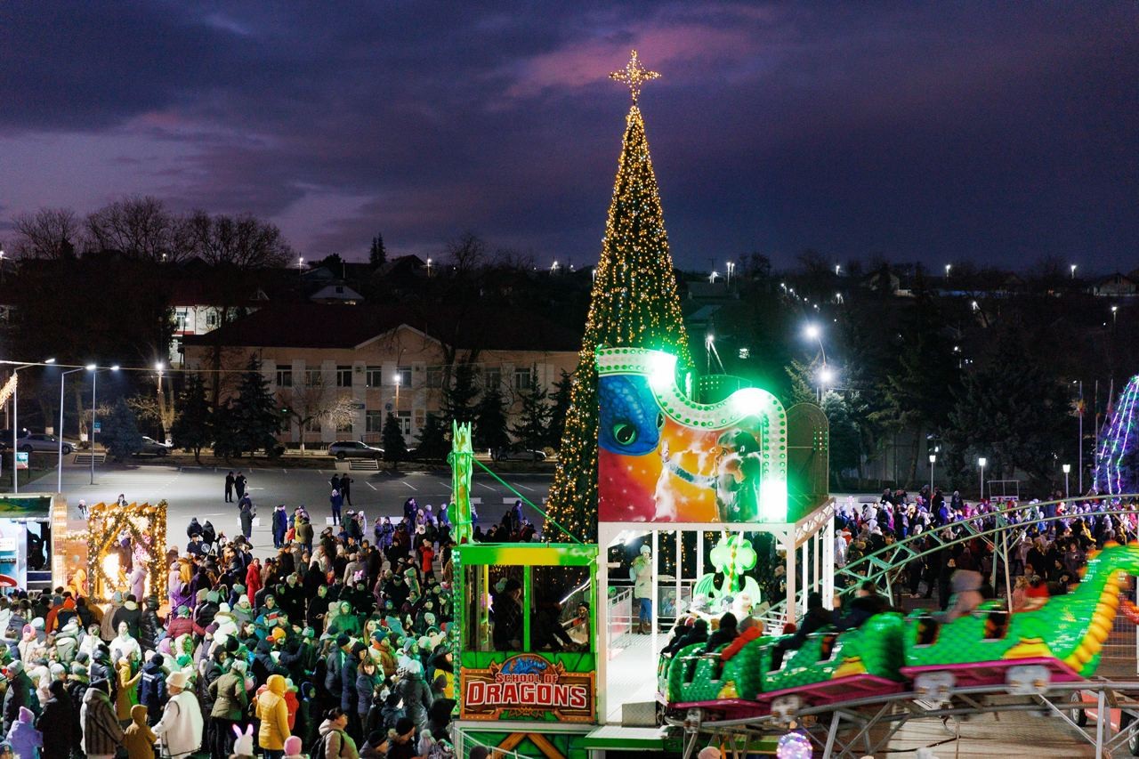 FOTO // Atmosferă de BASM la Taraclia. A fost inaugurat Pomul de Crăciun și un parc de distracții, unde totul este gratuit