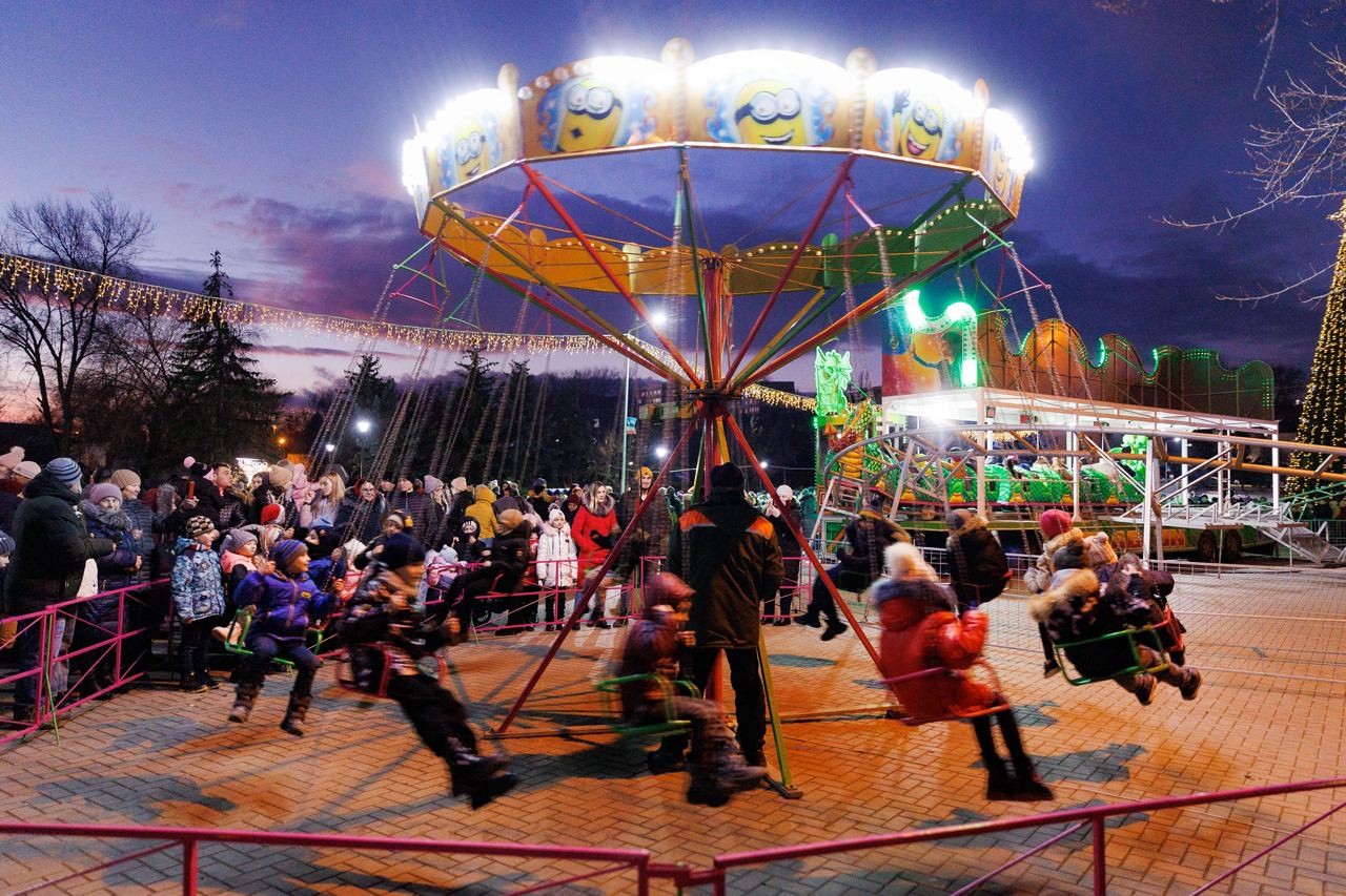 FOTO // Atmosferă de BASM la Taraclia. A fost inaugurat Pomul de Crăciun și un parc de distracții, unde totul este gratuit