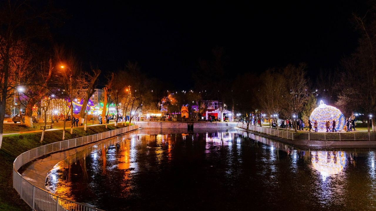 FOTO // Atmosferă de BASM la Taraclia. A fost inaugurat Pomul de Crăciun și un parc de distracții, unde totul este gratuit