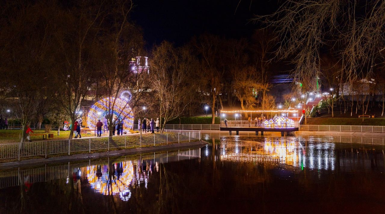 FOTO // Atmosferă de BASM la Taraclia. A fost inaugurat Pomul de Crăciun și un parc de distracții, unde totul este gratuit