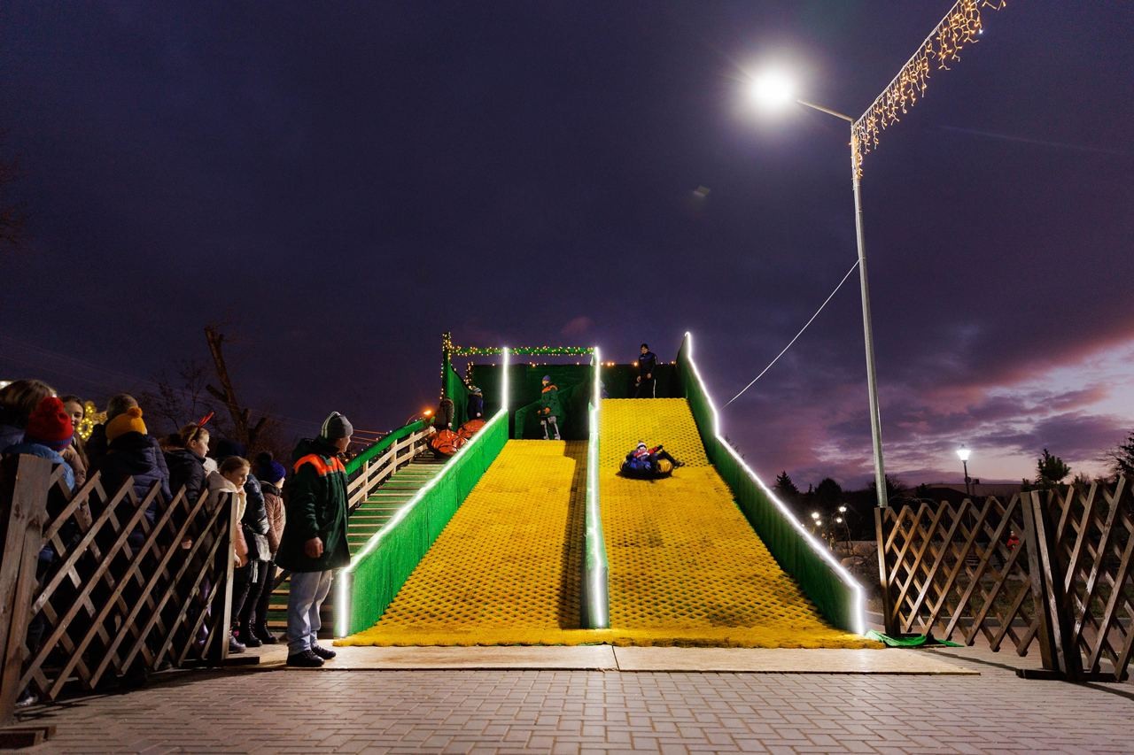 FOTO // Atmosferă de BASM la Taraclia. A fost inaugurat Pomul de Crăciun și un parc de distracții, unde totul este gratuit
