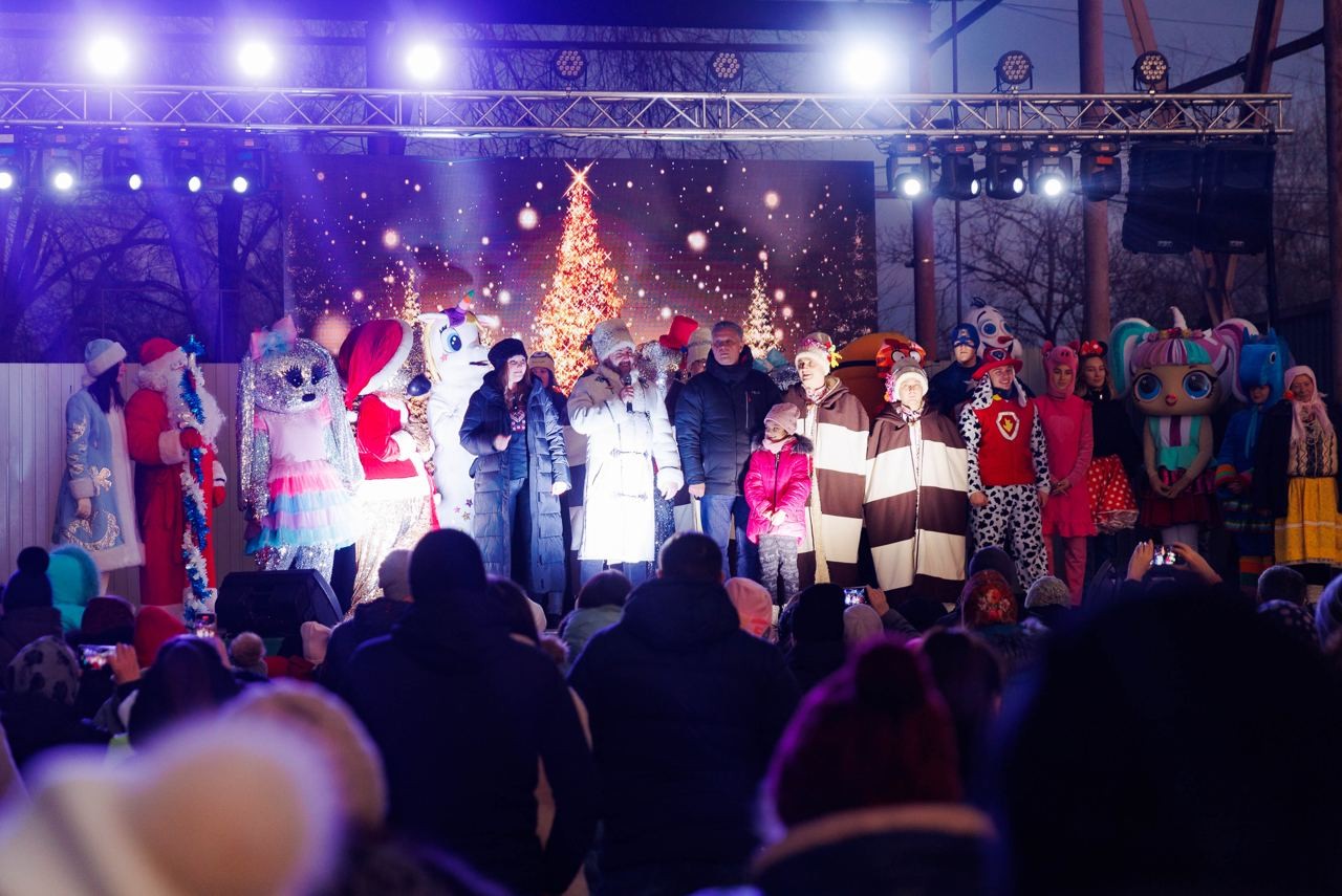 FOTO // Atmosferă de BASM la Taraclia. A fost inaugurat Pomul de Crăciun și un parc de distracții, unde totul este gratuit