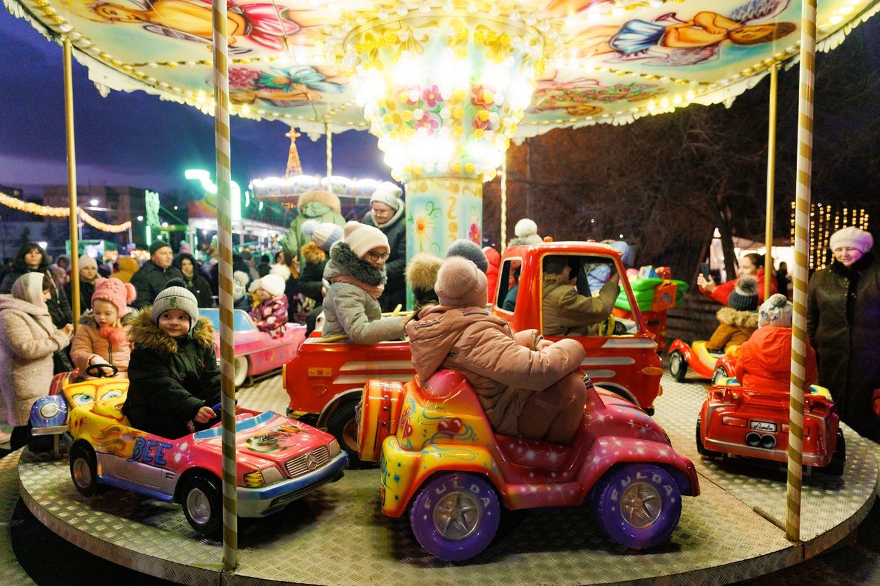 FOTO // Atmosferă de BASM la Taraclia. A fost inaugurat Pomul de Crăciun și un parc de distracții, unde totul este gratuit
