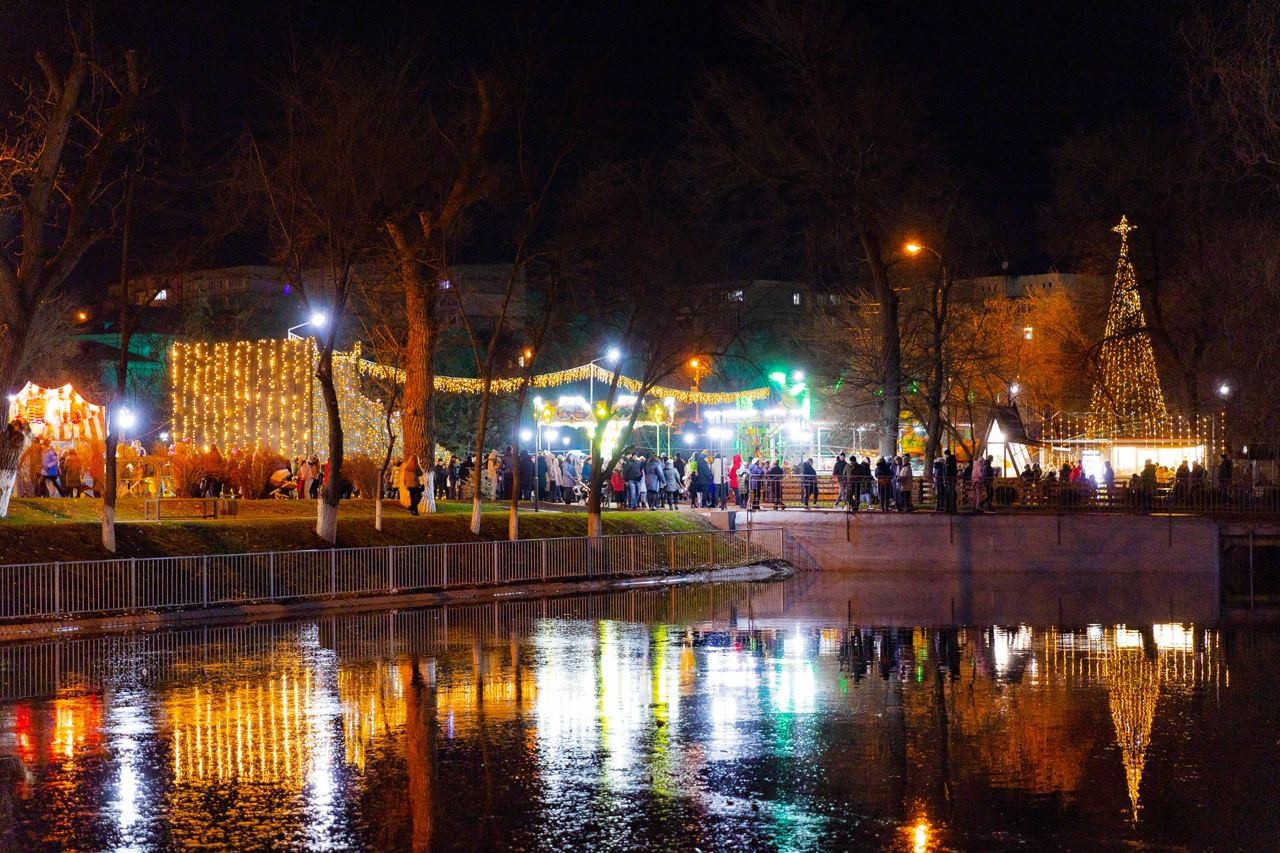 FOTO // Atmosferă de BASM la Taraclia. A fost inaugurat Pomul de Crăciun și un parc de distracții, unde totul este gratuit