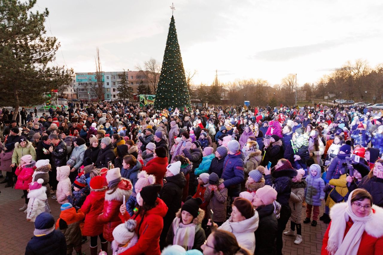 FOTO // Atmosferă de BASM la Taraclia. A fost inaugurat Pomul de Crăciun și un parc de distracții, unde totul este gratuit
