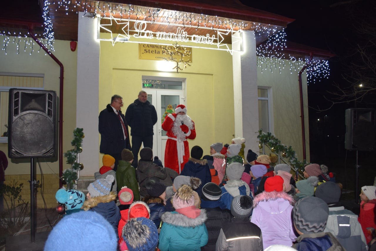 Echipa Partidului „ȘOR” a desfășurat și în acest an campania de inaugurare a pomilor de Crăciun, în localitățile administrate de reprezentanții formațiunii